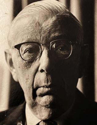 VRIESLAND, Victor van - Originele zwartwit-foto door Annelies Scholtz, op stevig karton geplakt.