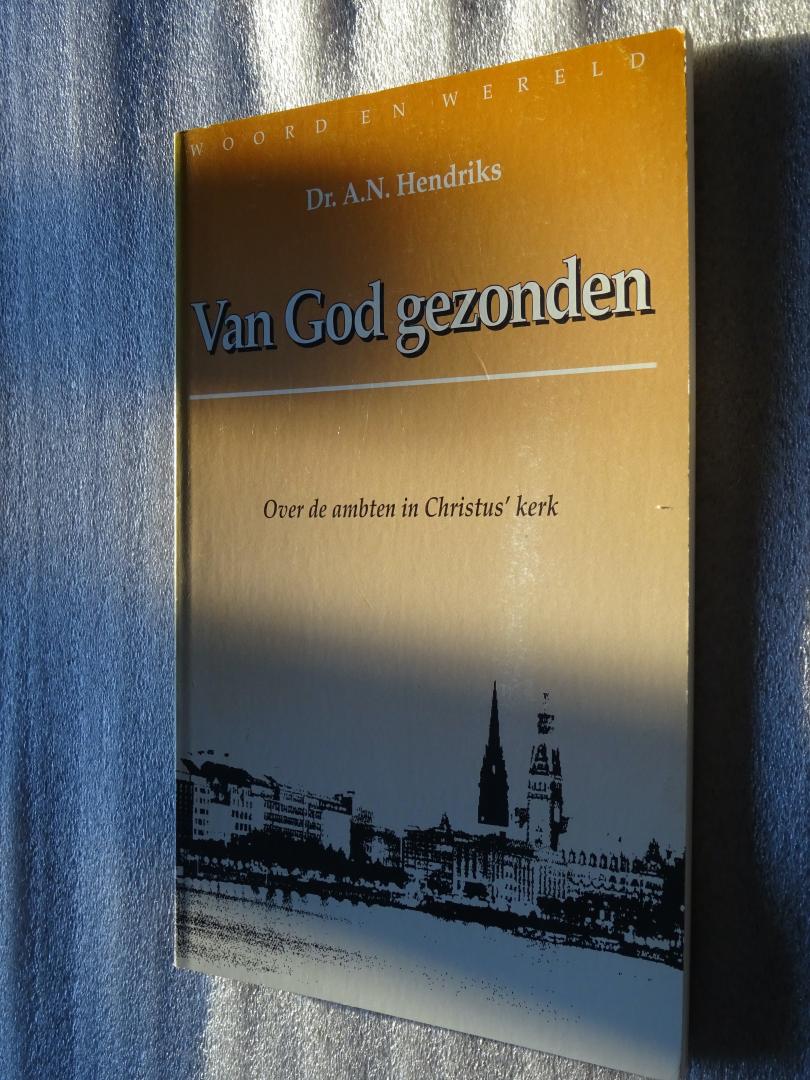 Hendriks, Dr. A.N. - Van God gezonden / Over de ambten in Christus' kerk / W&W 33
