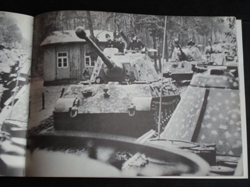 Scheibert, Horst - Königstiger, Tiger II, Panzerkampfwagen VI [II]  + poster, Band 25