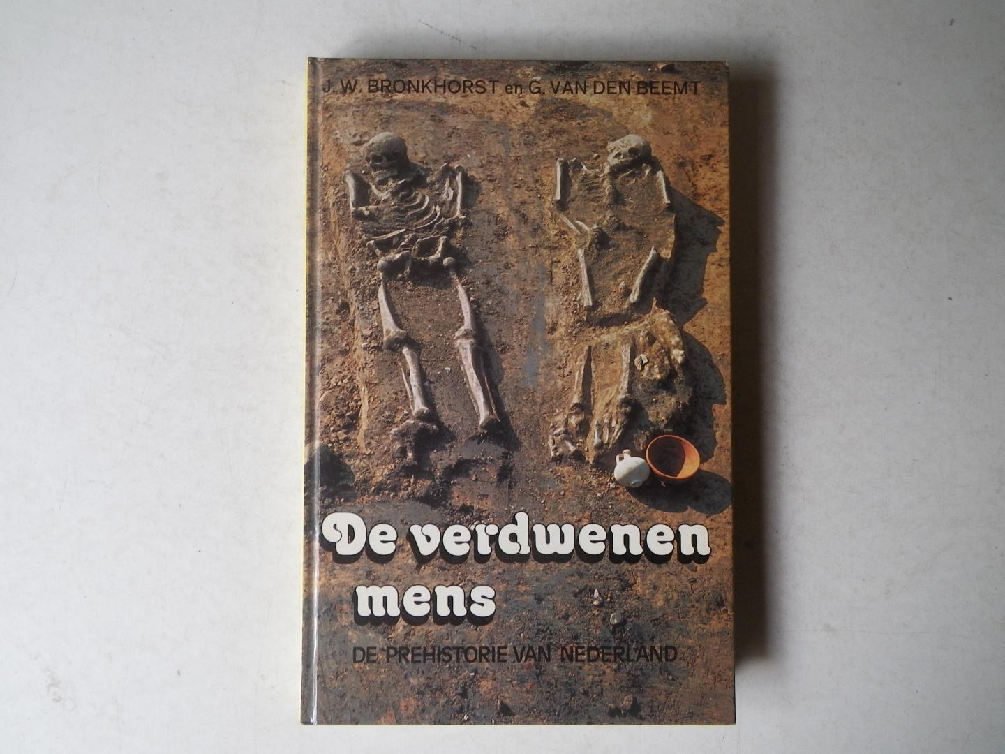 BRONKHORST, J.W., and G. van den BEEMT, - De verdwenen mens. De prehistorie van Nederland.