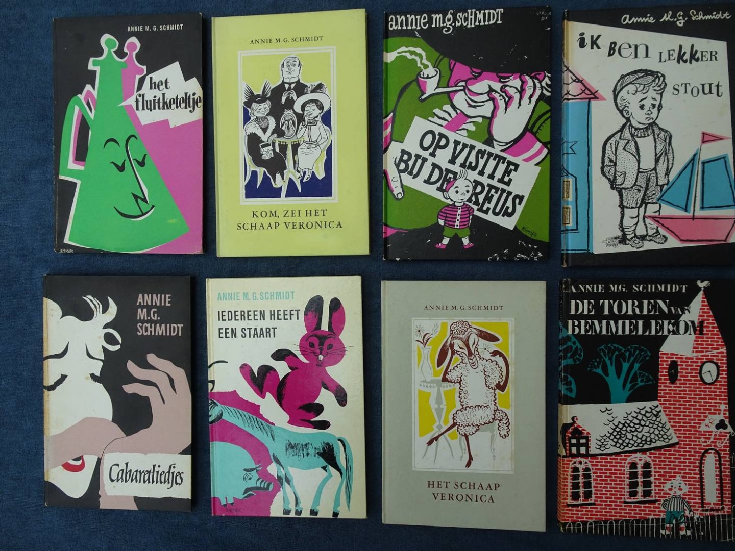Schmidt, Annie M.G.. - Verzameling van 12 verschillende eerste drukken en 2 tweede drukken: De Lapjeskat, De Graaf van Weet-ik-veel, Op visite bij de reus, De Toren van Bemmelekom, Cabaretliedjes, Ik ben lekker stout, Het schaap Veronica, Kom, zei het schaap Veronic...