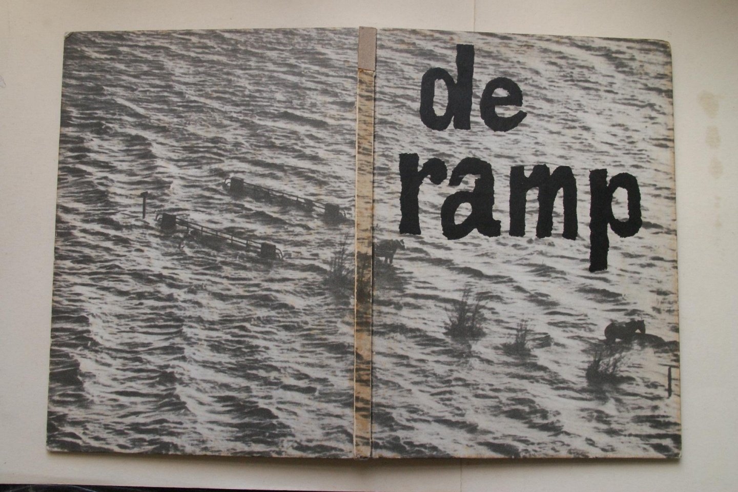  - Compleet met kaart DE RAMP  Nationale Uitgave 1953 met een voorwoord van H.M de KONINGIN