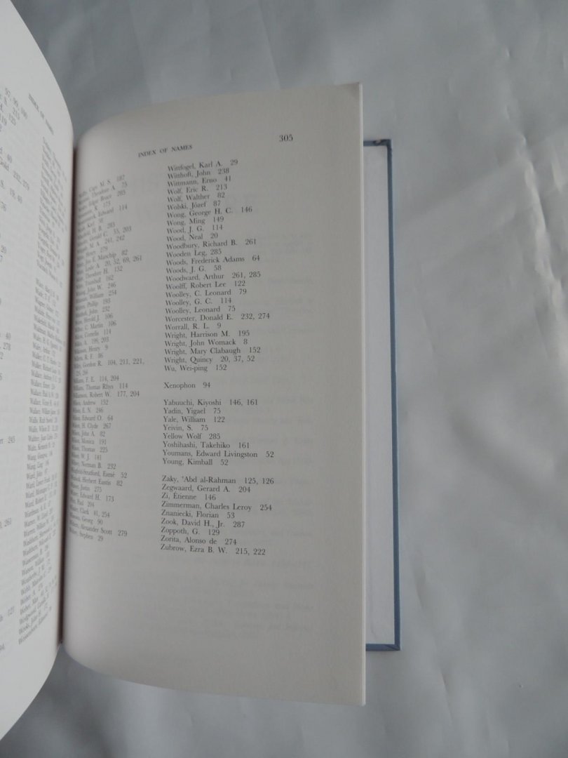 Barton C. Hacker, Kelly deVries - History of warfare. Volume 27, World military history annotated bibliography : premodern and nonwestern military institutions