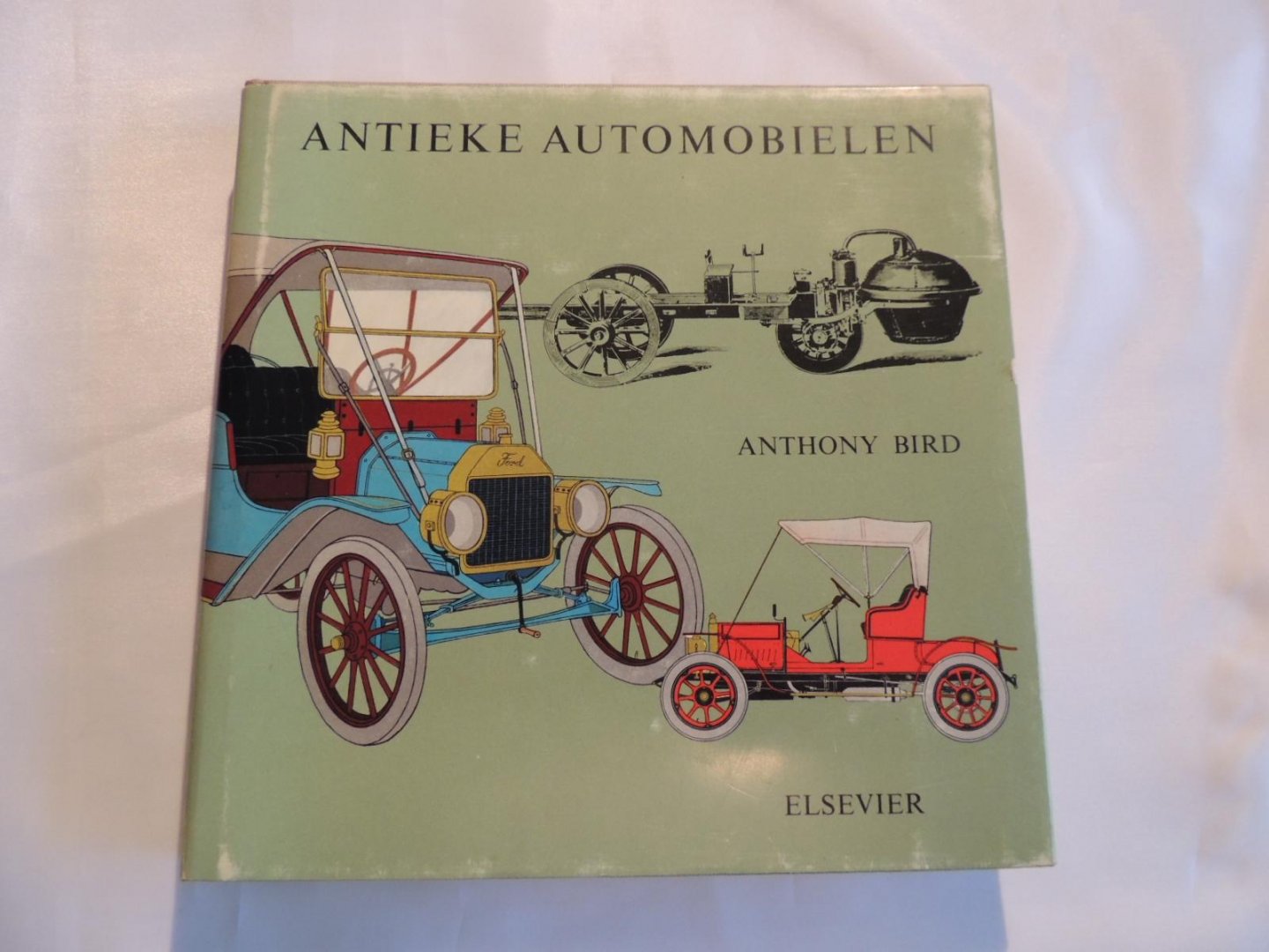 Bird, Anthony - Antieke automobielen - met meer dan 180 illustraties, waarvan ca. 50 in kleuren