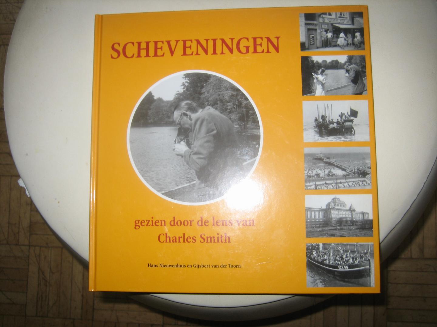 Hans Nieuwenhuis en Gijsbert van der Toorn - Scheveningen gezien door de lens van Charles Smith