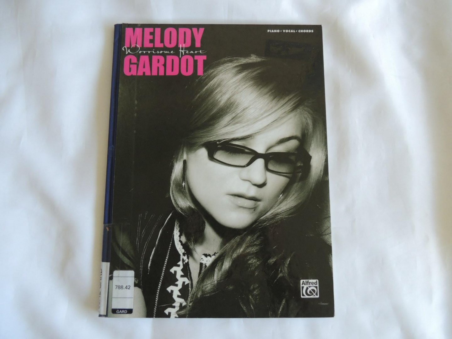 Gardot, Melody - Worrisome Heart For Piano Vocal Chords Book - Titles: All That I Need Is Love * Gone * Goodnite * Love Me Like a River Does * One Day * Quiet Fire * Some Lessons * Sweet Memory *  Worrisome Heart