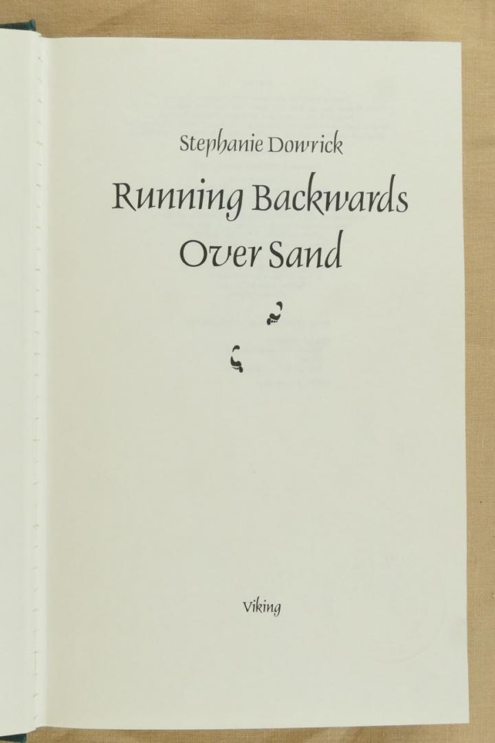 Dowrick, Stephanie - Running backwards over sand (2 foto's)