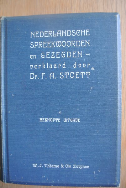 Stoett, dr. F.A. - NEDERLANDSCHE SPREEKWOORDEN EN GEZEGDEN, verklaard en in het Fransch, Duitsch en Engelsch vertaald