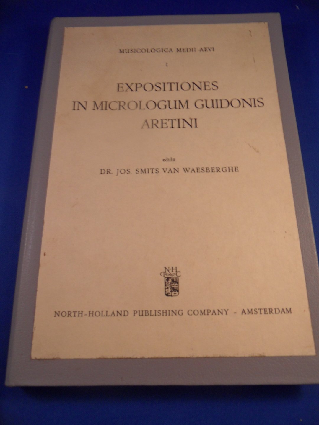 Smits van Waesberghe, dr. Jos - Expositiones in Micrologum Guidonis Aretini. Liber Argumentorum; Liber Specierum; Metrologus; Commentarius in Micrologum Guidonis Aretrini.