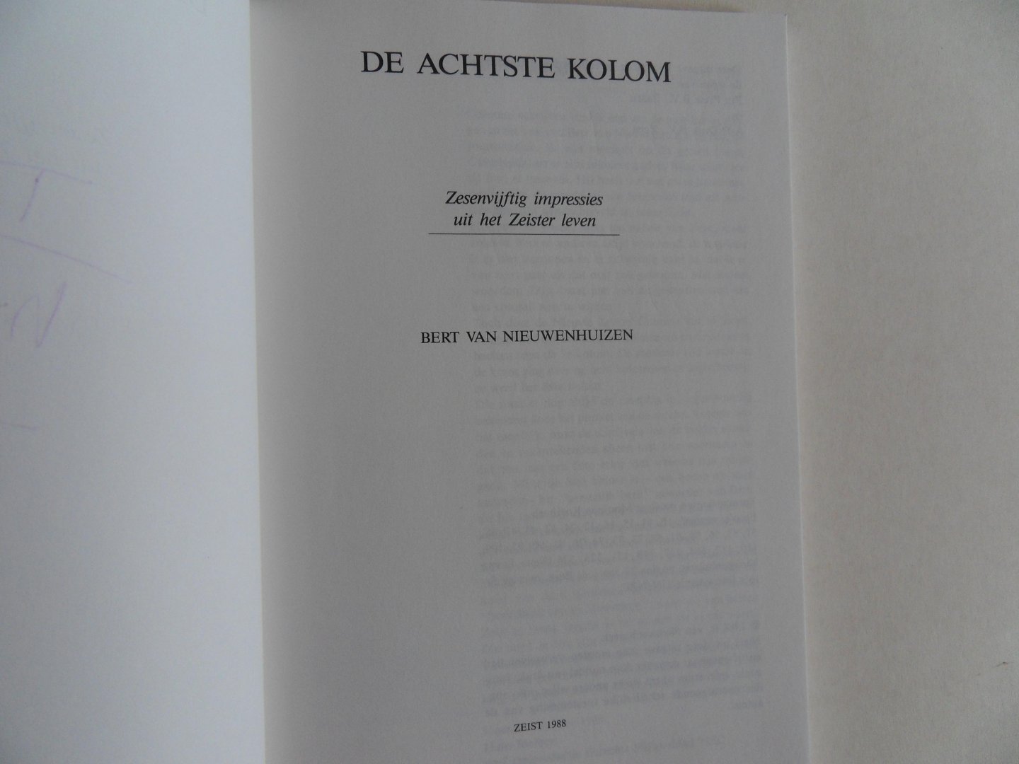 Nieuwenhuizen, Bert van. [ ! GESIGNEERD ]. - De Achtste Kolom. - Zesenvijftig impressies uit het Zeister leven.