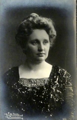 Haan-Manifarges, Pauline de: - [Fotopostkarte, nach halbrechts]]