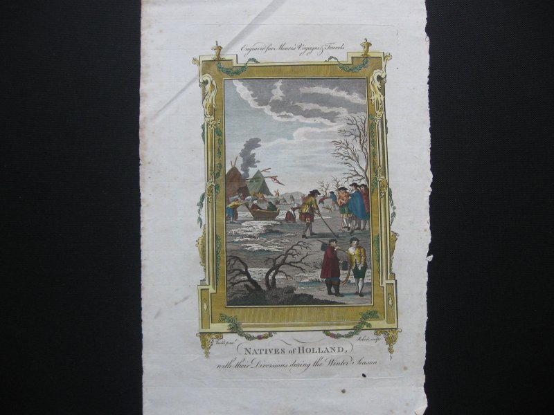 Henry Roberts (ca. 1710-1789). Naar schilderij van Charles André (Carle) Vanloo, Roberts sculp.t a la Avercamp - gravure IJsvermaak of ijspret, winterplezier, kolven, sleetje rijden, schaatsen. Links achter twee koek-en-zopie-tenten, in de verte een molen en duinen. Voorstelling omgeven door brede lijst met rococo-ornamenten.