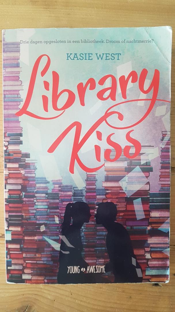 West, Kasie - Library kiss / Drie dagen opgesloten in de bibliotheek: droom of nachtmerrie?