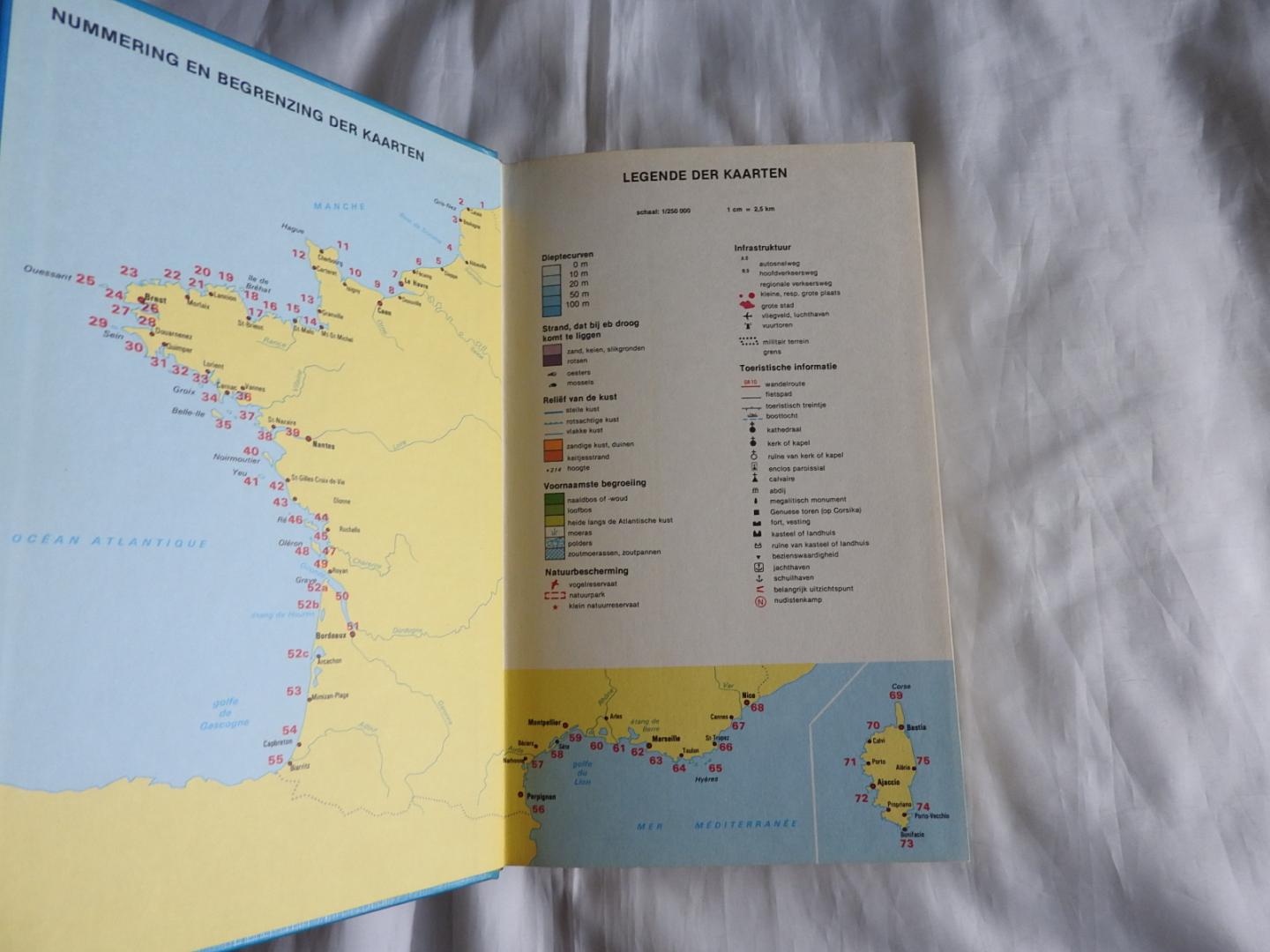 Hennequin, Bernard - Lannoo's toeristische gids Franse kuststreken. De kust, de eilanden en het achterland van Duinkerken tot Biarritz, van Perpignan tot Menton