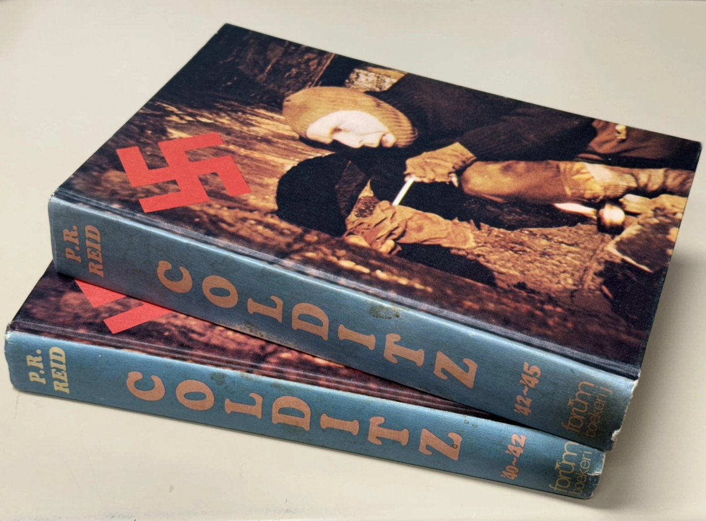 P.R. Reid; Frank Visser (vertaling) - COLDITZ 1940-1942 en 1942-1945 [2 delen] Het vlijmscherp spel van kat en muis. Het vlijmscherp spel van kat en muis zet zich voort
