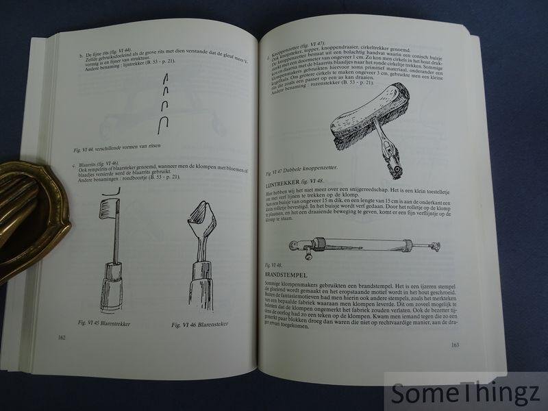 Hesters, Paul. - De klompenmakerij: sociale en economische geschiedenis van de klompenmakerij in het noorden van Oost-Vlaanderen.