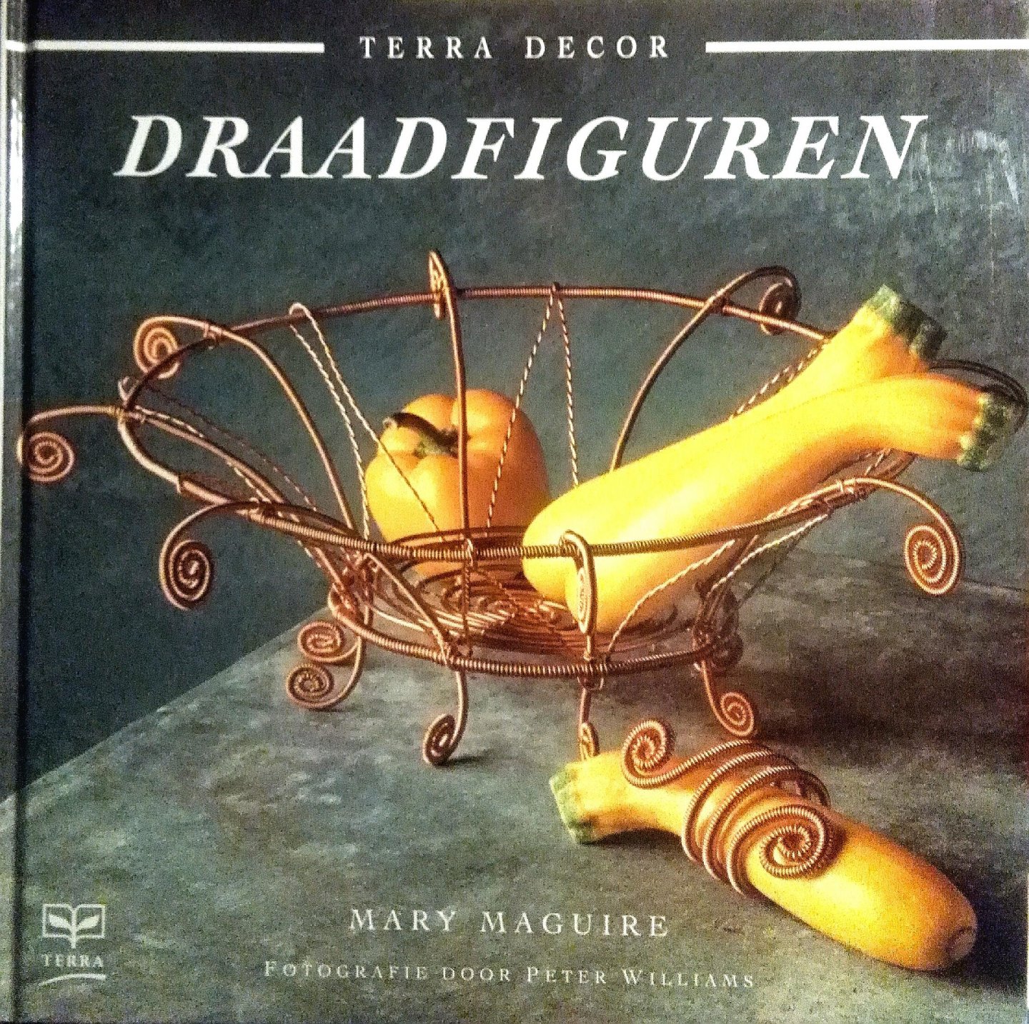 Maguire , Mary . [ isbn  9789062557455  ]  0617 - Draadfiguren. ( Met stap- voor stap werkbeschrijvingen en meer dan 250 kleurenfoto`s  en duidelijke handleiding. ) De schoonheid van draad komt volledig totzijn recht in de bijzondere creaties en ontwerpen uit dit boek. Met meer dan 250 prachtige -