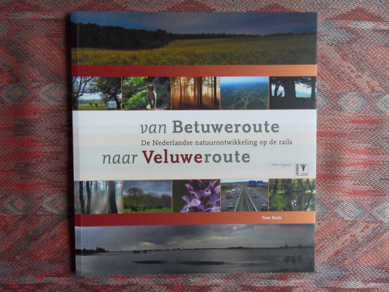 Bade, Tom. - Van Betuweroute naar Veluweroute. - De Nederlandse natuurontwikkeling op de rails. --- 1e druk, 2005. Paperback. In nieuwstaat. Geen naam ingeschreven en geen onderstrepingen. 48 pp. Met prachtige natuurfoto`s van Ruud Lardinois.