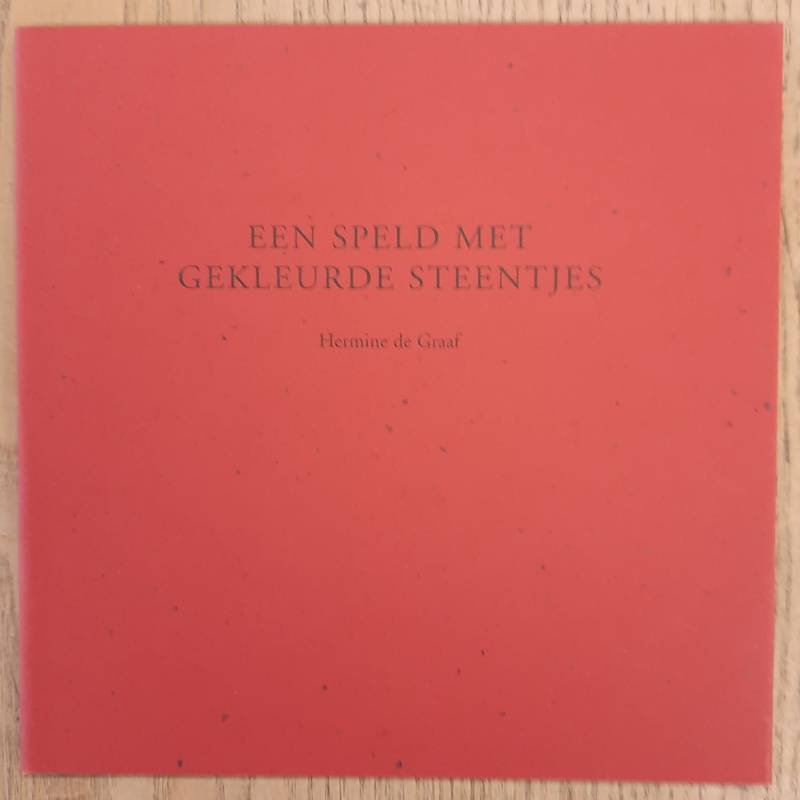 GRAAF, HERMINE DE. - Een speld met gekleurde steentjes.