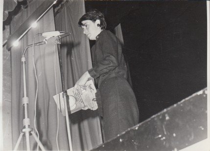 Stutvoet, Cor - Originele foto van Judith Herzberg op een podium.
