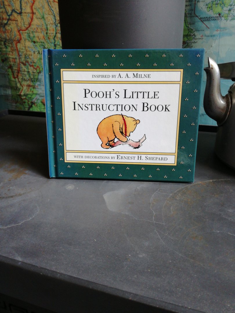 Milne, A.A. (inspired by) - Pooh's little instruction book