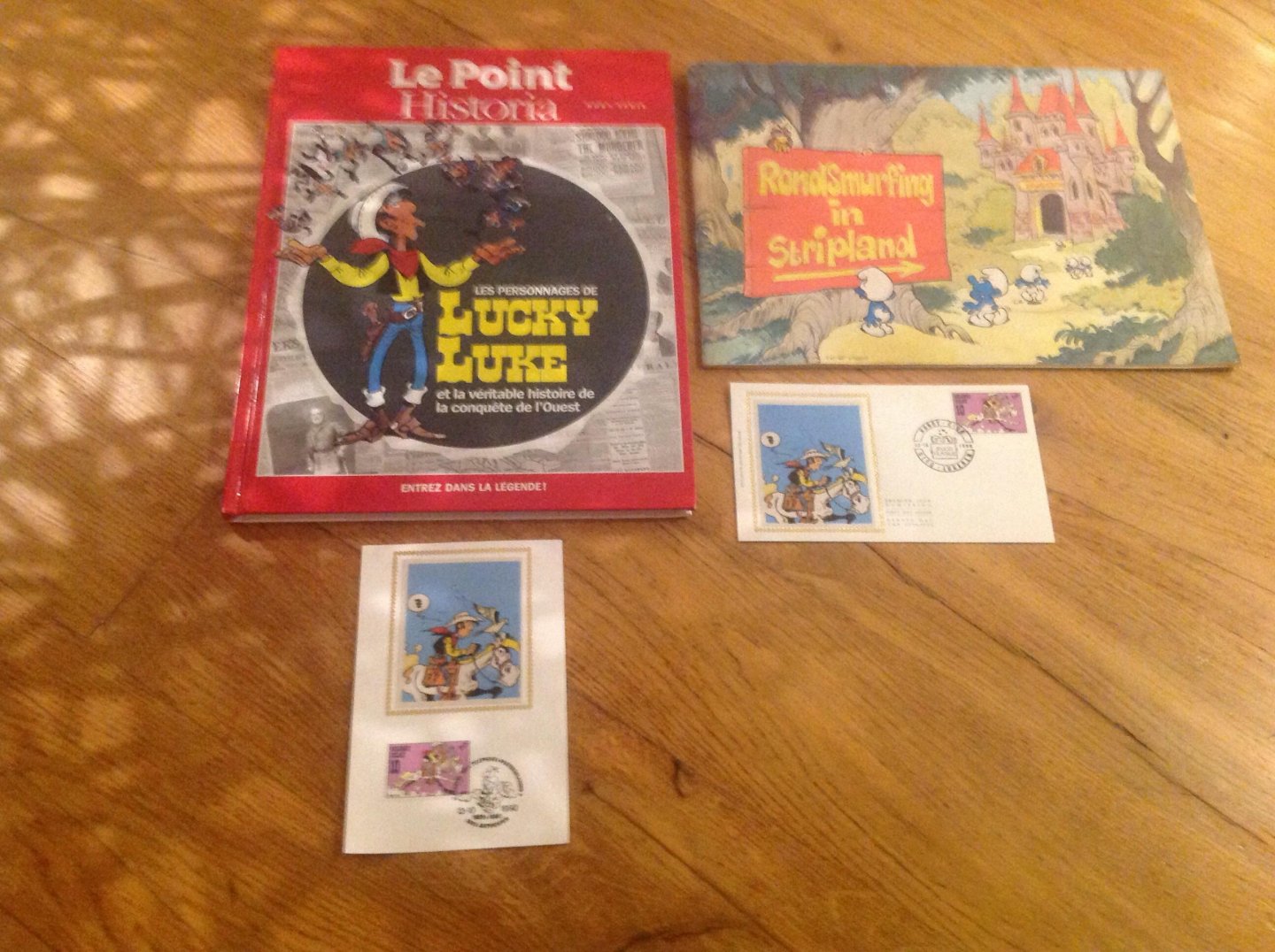 Morris - Rondsmurfing in Stripland  met drie extra's