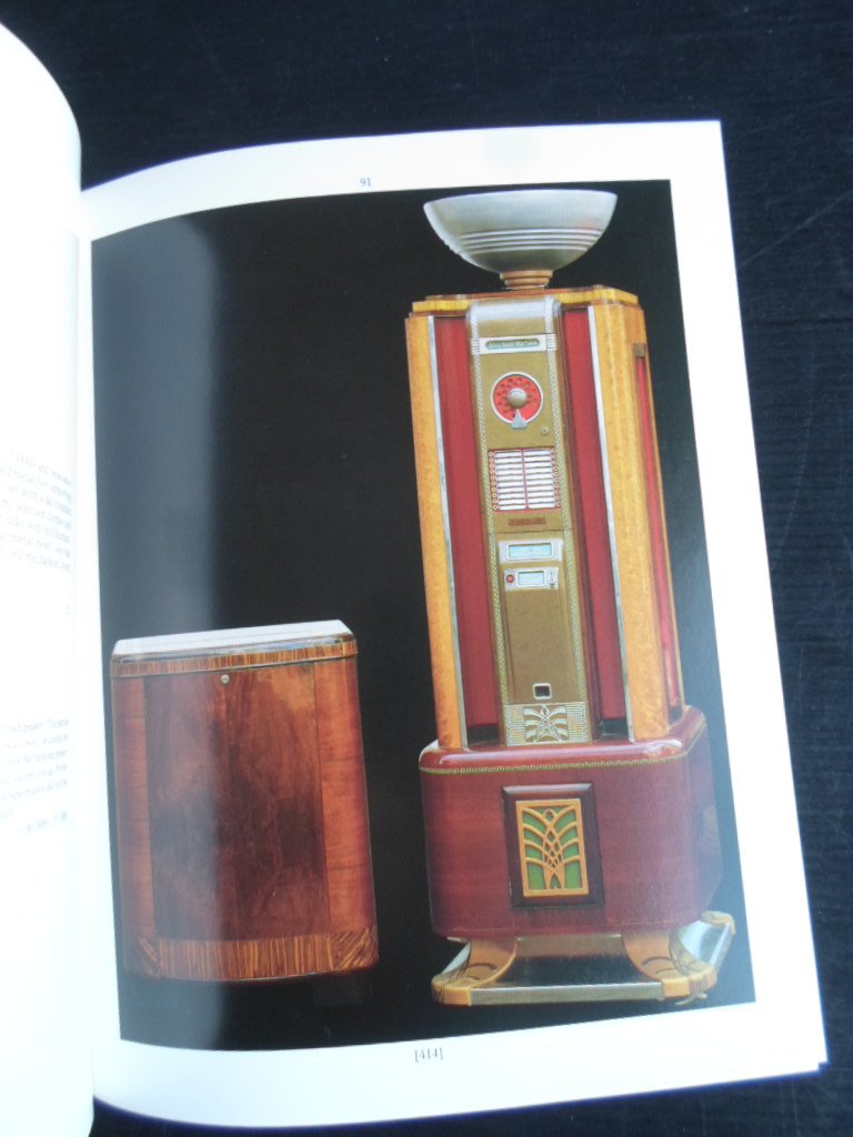 Catalogus Christie’s - Century Decorative Arts including Juke-Boxes, a collection of Robots and Spacetoys, and Industrial Design
