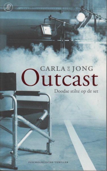 Jong, Carla de - Outcast - Doodse stilte op de set. Outcast is een intelligente whodunnit vol gevatte dialogen en ijzersterke personages die bovendien levensecht zijn. Vooral de pittige inspecteur Brigitta Reve laat je niet meer los.