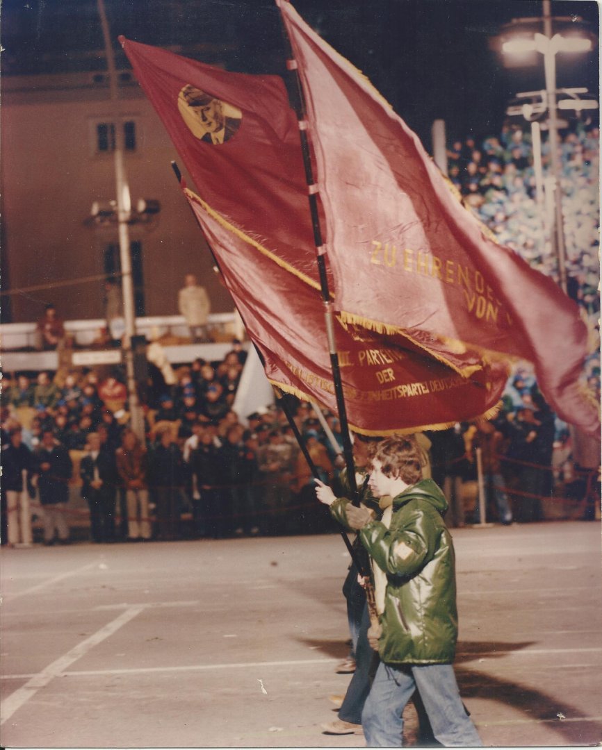 Busch (fotografie) - Persfoto 'Berlin: Fackelzug der FDJ', parade bij de viering van 30 jaar DDR