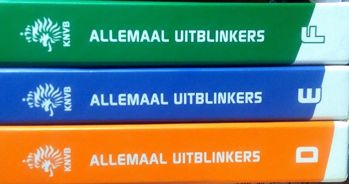Siebelink , Jeroen . [ isbn 9789072625137 ] & [ isbn 9789072625120 ] & [ isbn 9789072625151 ] De drie boxen zijn compleet met boeken en DVD's deze zijn compleet gestoken in een box . - Allemaal Uitblinkers . ( Het begeleiden, trainen en coachen van jonge voetballers . ) D-Pupillen spelen vanuit een basistaak . & E-Pupillen doelgericht samenspelen . & F-Pupillen doelgericht handelen met de bal .