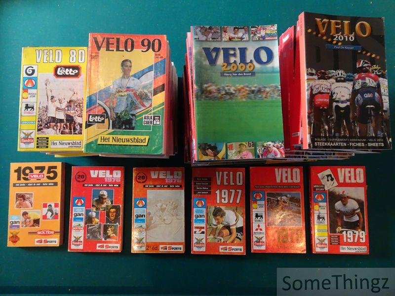 Div. aut.: René Jacobs, Robert Desmet, Hector Mahau, Joël Godart, Harry van den Bremt, Paul De Keyser, Joël Godaert en Tony Landuyt. - Velo 1975-2018. [collectie wielerjaarboeken: 44 edities - jaargang 20 tot en met 63.]