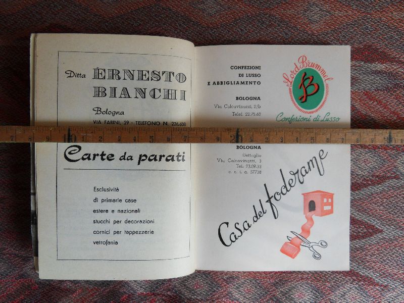 Badini, Andrea. - All`ombra delle torri. --- Ppb. Fraaie gemeentegids van Bologna. Geen pag.-aand. (ca. 200 pp). Met artikelen over stad en personen, maar vooral tientallen bijz. advertenties in kleur en zwart-wit in 50`er jaren stijl. Prakt. nieuwst.