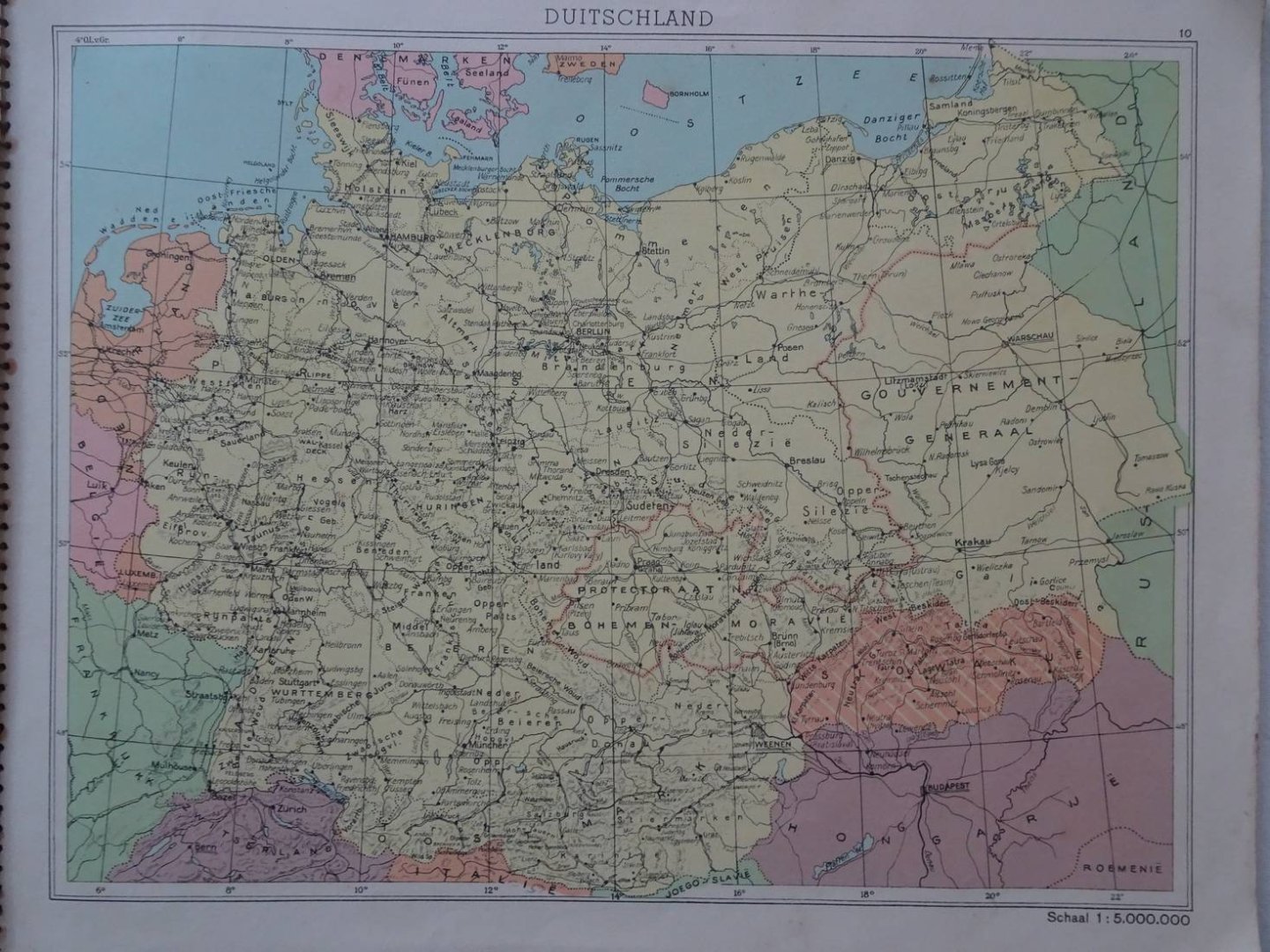 No author. - Wereldatlas, bevattende 31 in 7 kleuren gedrukte kaarten en 4 pag. toelichtende tekst.