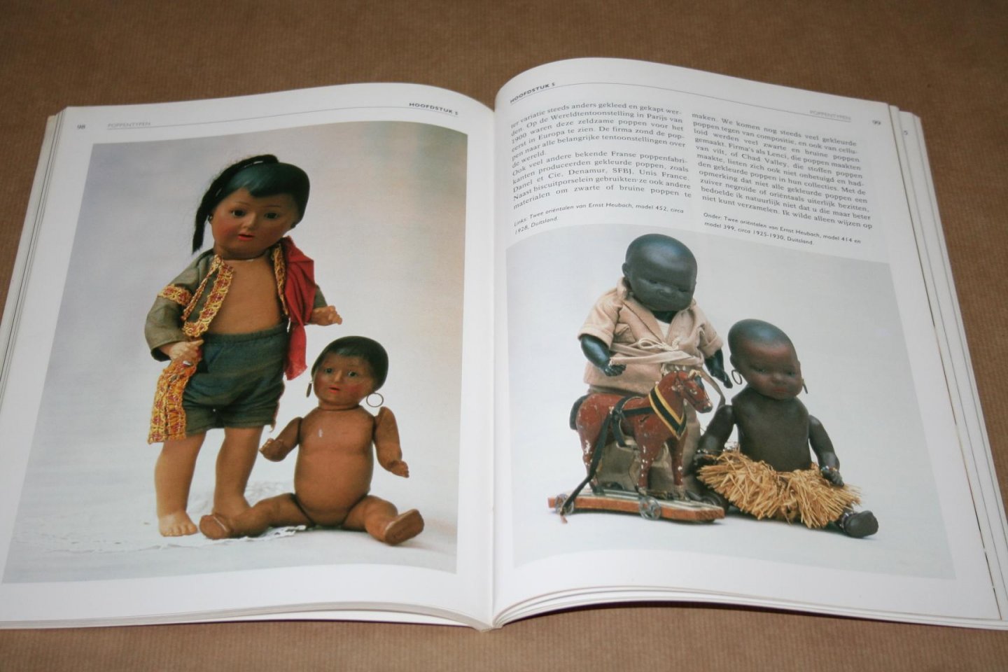 Agnes Melger - Antieke poppen --   De geschiedenis van het kleurrijke leven van poppen uit de 19e en 20e eeuw