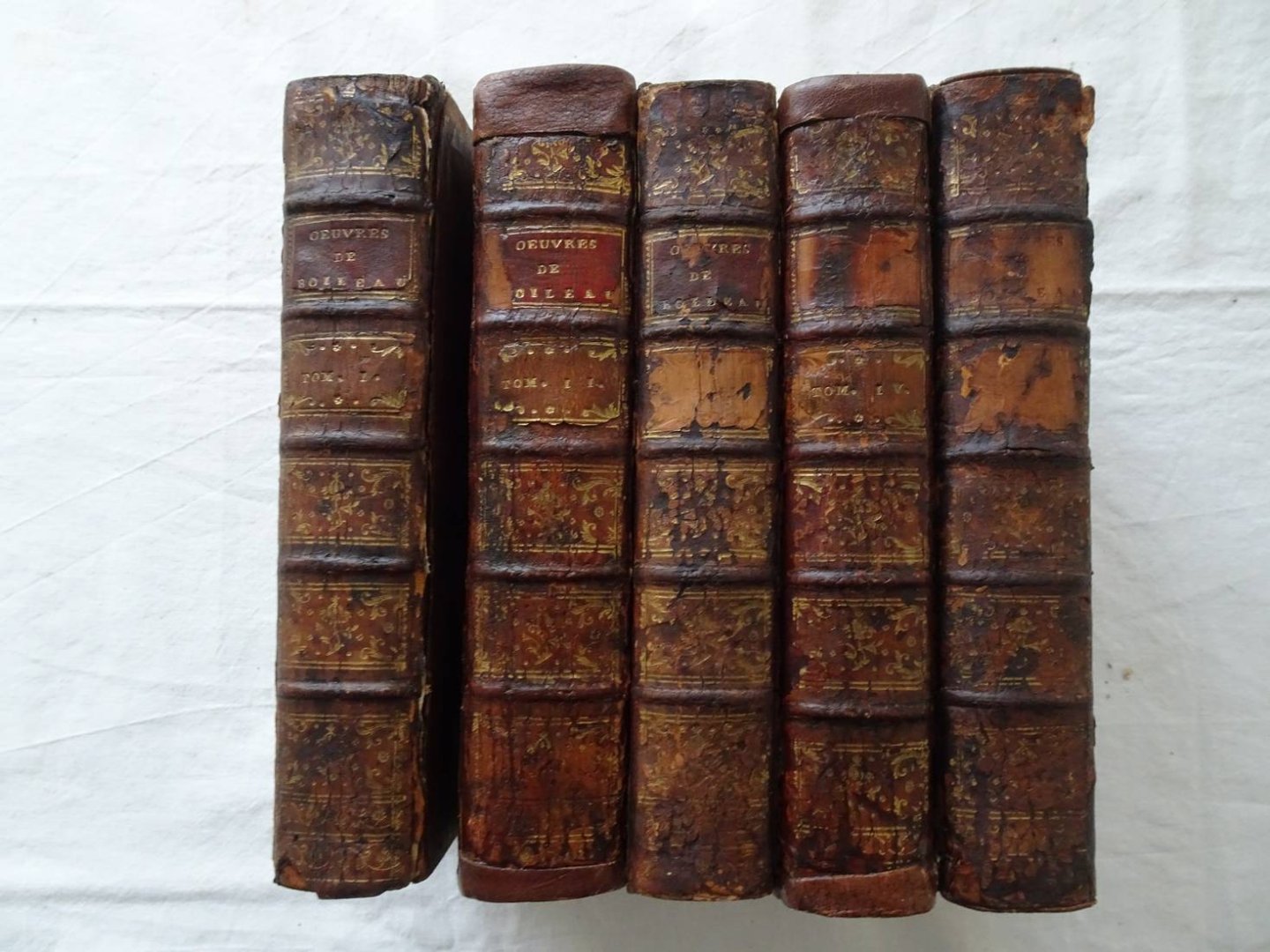 Saint-Marc, M. de. - Oeuvres de Boileau Despréaux. Avec des eclaircissemens historiques donnés par lui-même, & rédigés par M. Brossette; augmentées de plusieurs pieces,tant de l'auteur, qu'ayant rapport à ses ouvrages; avec des remarques & des dissertations cri...