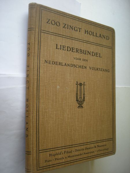 Oostveen, Joh. samenst. - Zoo Zingt Holland, Liederbundel voor den Nederlandschen Volkszang (66 liederen met muzieknoten, lijst componisten/dichters)