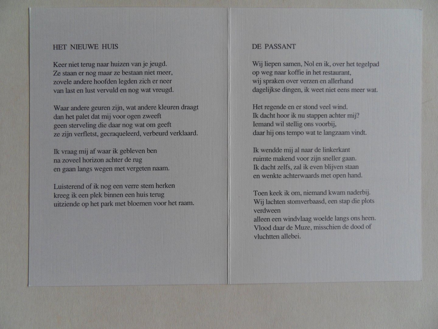 Groot, Jan H. de. [ ! Gesigneerd ]. [met als extra bijlage een bij het overlijden van de dichter verspreid kaartje en een dankbetuiging van de familie). [ met opdracht voor Max (= Nord - journalist/schrijver ]. - In Ommezien. - Een eigen keuze verzen van Jan H. de Groot. [ Genummerd ex. 78 / 250 ].