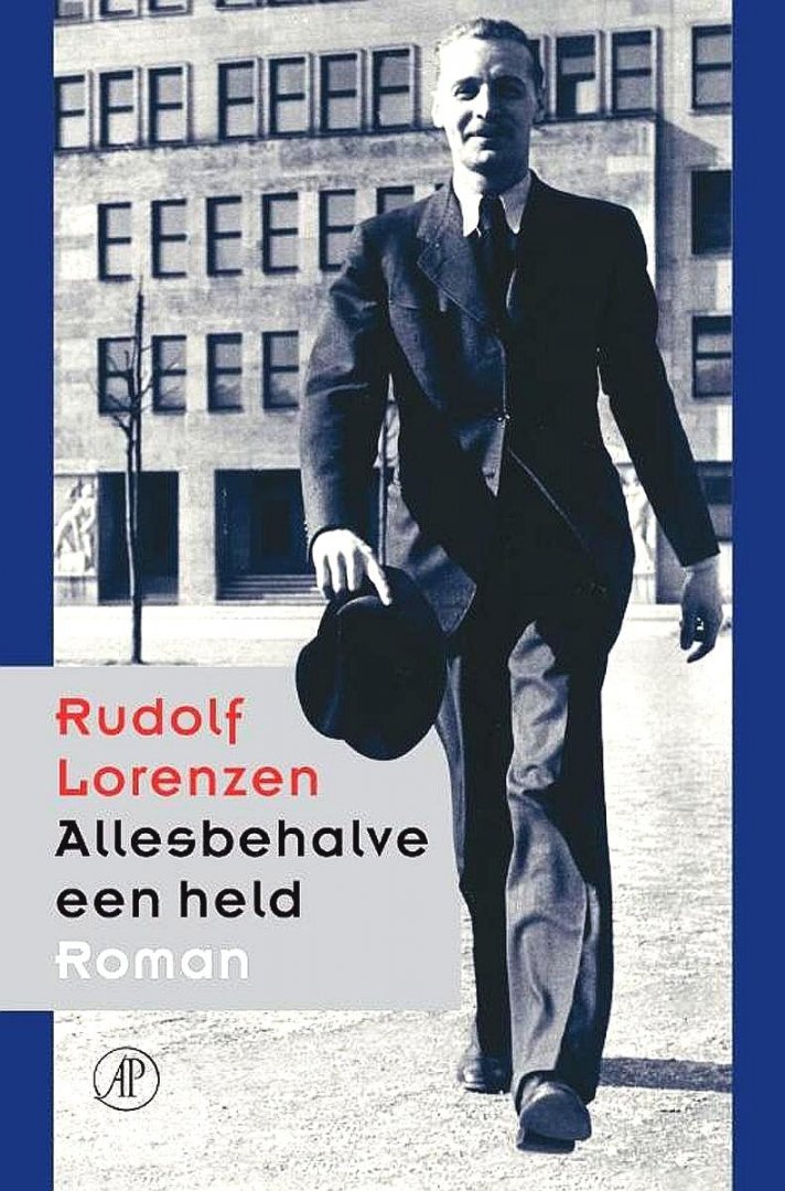 Lorenzen , Rudolf . [ ISBN 9789029565516 ] 4419 - Allesbehalve een Held . ( Een jongen van eenvoudige komaf mislukt door gebrek aan ruggengraat op school en in de Hitlerjugend, maar overleeft de oorlog door lepe strategieën. )