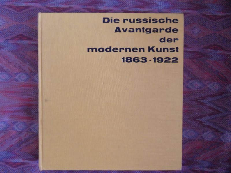 Gray, Camilla. - Die russische Avantgarde der modernen Kunst, 1863 - 1922. ---  Geb. in geel linnen, zwarte belett. rug en voorplat. Geen s.o. Inhoud, met vele zw.wit en kleuren ill. is in prima staat, maar pp. 11 t/m 14 heeft  aantal passages met balpen onderst