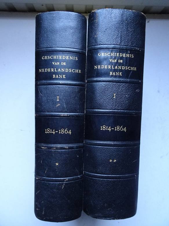 Jong, A.M. de. - Geschiedenis van de Nederlandsche Bank, beschreven in opdracht van de directie. Eerste deel: De Nederlandsche Bank van 1814 tot 1864. In 2 banden.