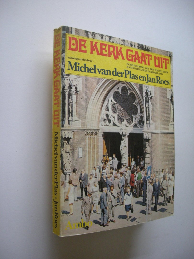 Plas,Michel van der, en Roes, Jan, samenstellers - De Kerk gaat uit. Familiealbum van een halve eeuw katholiek leven in Nederland
