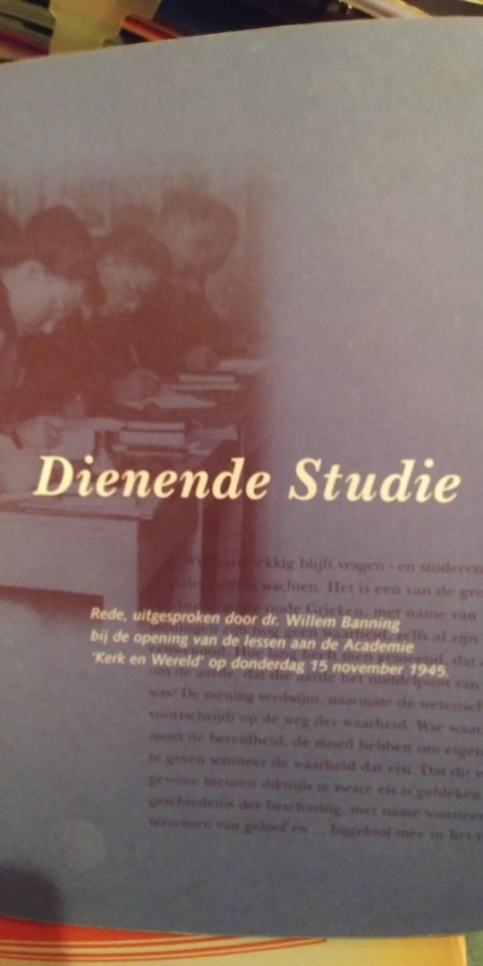 Banning, Dr. W - Dienende Studie - Rede, uitgesproken door Dr. Willem Banning bij de opening van de lessen aan de Academie "Kerk en Wereld" op donderdag 15 november 1945