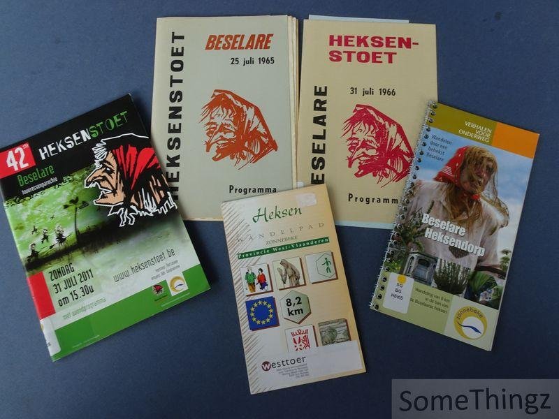 Anon. - Jozef Maes / Sonja Hauspie et al. - Documentatie betreffende de Heksenstoet te Beselare. (Programmaboekje 25 juli 1965 met bijgevoegd enkele pagina's tekst van Jozef Maes, krantenknipsels en flyers / Programmaboekje 31 juli 1966 met 2 flyers / boekje 42ste Heksenstoet. Beselare ...