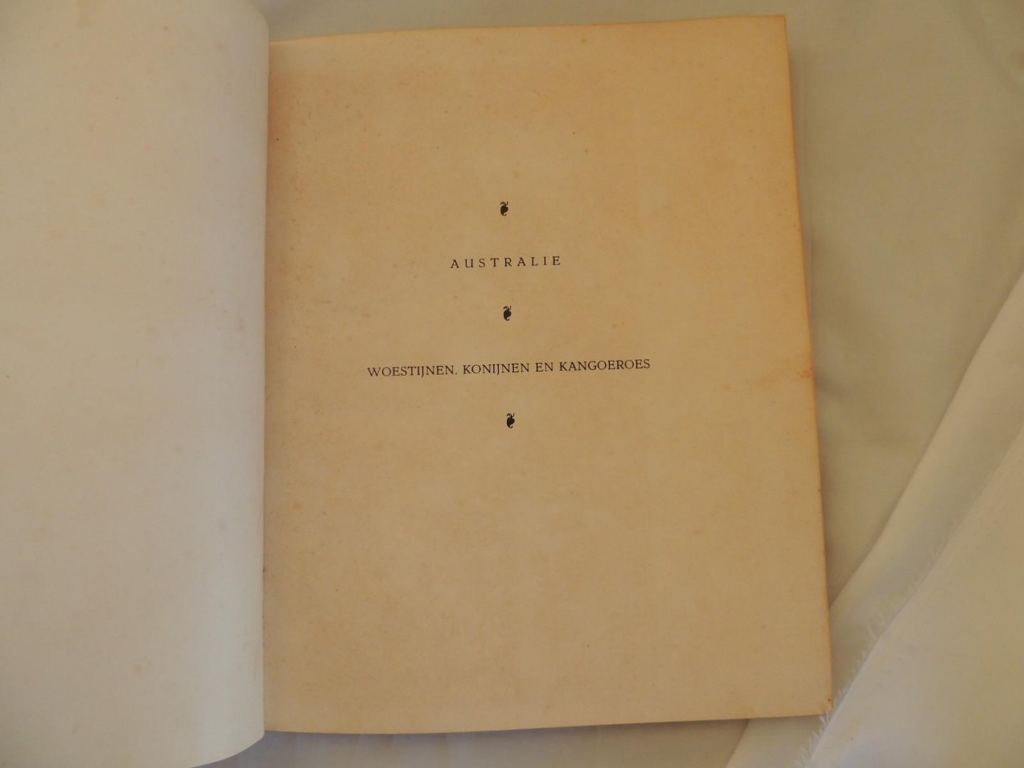 Velter Jos M. - AUSTRALIE AUSTRALIË - woestijnen konijnen en kangaroes - ontdekkingstochten steppe en bush