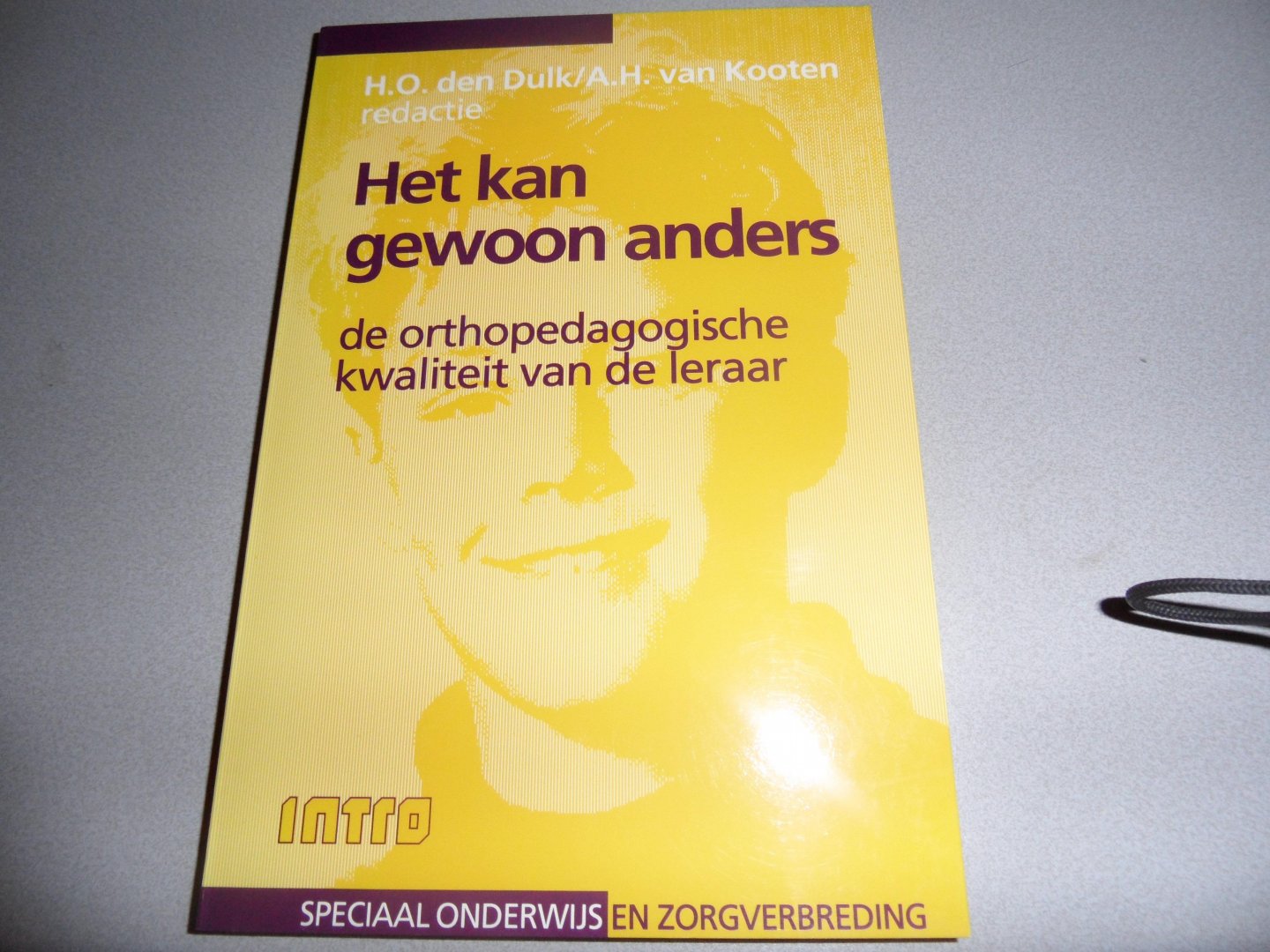 Dulk, H.O. den / Kooten, A.H. van - Het kan gewoon anders, de orthopedaogische kwaliteit van de leraar