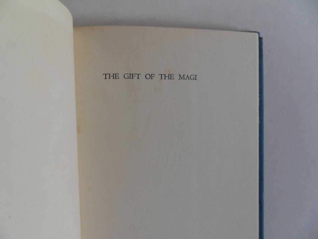 O. Henry. [ Pseudoniem van William Sydney Porter (September 11, 1862 – June 5, 1910) ]. - The Gift of the Magi. [vertaling: Het geschenk van de Wijzen uit het Oosten ]. - 1st. edition thus, 1939. [ Fraaie illustraties van Stephen Gooden A.R.A. ].