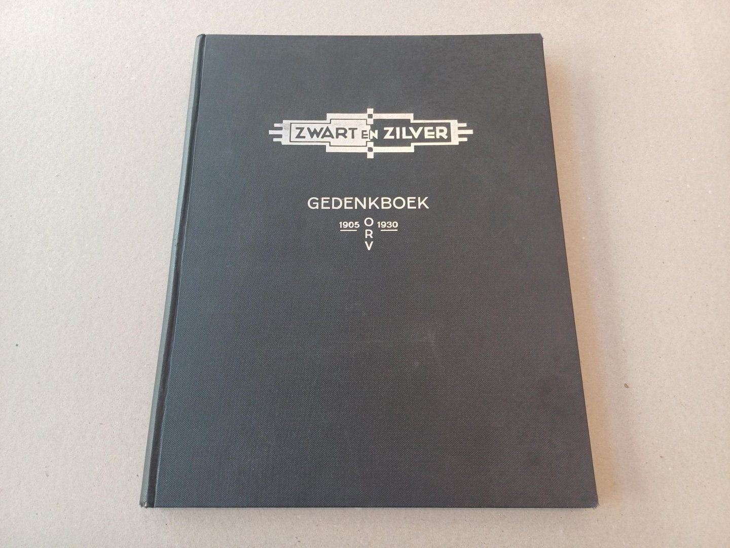ONDERLINGE ROUW-VEREENIGING - Zwart en zilver 1905-1930. Gedenkboek uitgegeven ter gelegenheid van het vijf-en-twintig jarig bestaan der Naamlooze Vennootschap tot Exploitatie van Rouwstallen "Onderlinge Rouw-Vereeniging". Opgericht 16 Augustus 9005. Gevestigd te Rotterdam.