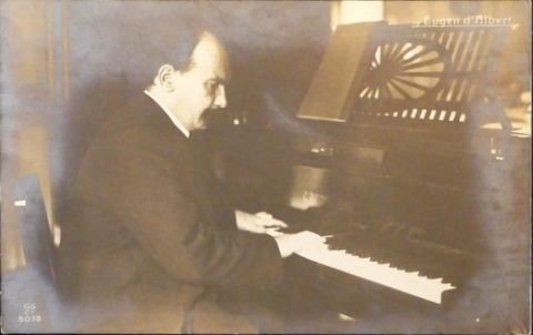 D`Albert, Eugen: - [Fotopostkarte, halbe Figur, Profil nach rechts, am Klavier]