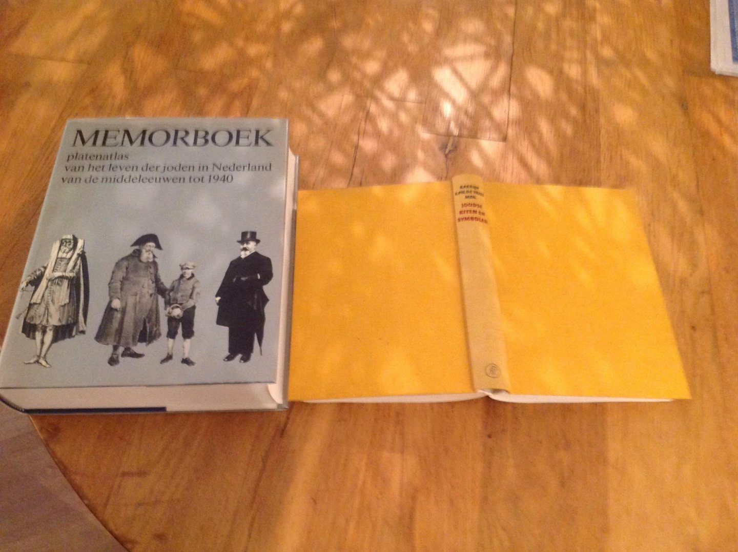  - Memorboek plate atlas van het level der Joden in Nederlandvan van de Middeleeuwen tot 1940.