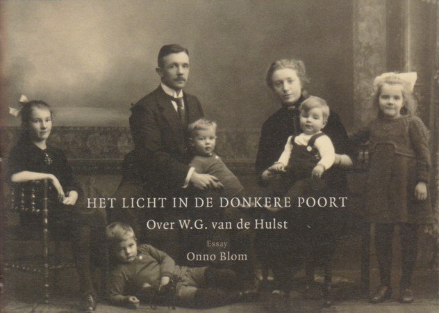 Blom, Onno - Het licht in de donkere poort. Over W.G. van der Hulst.